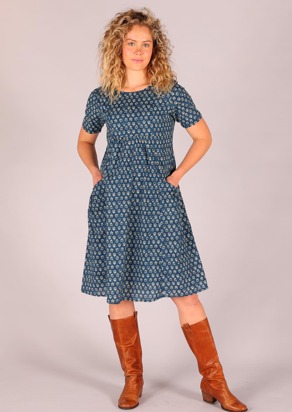 Cotton short sleeved dress with lining and pockets