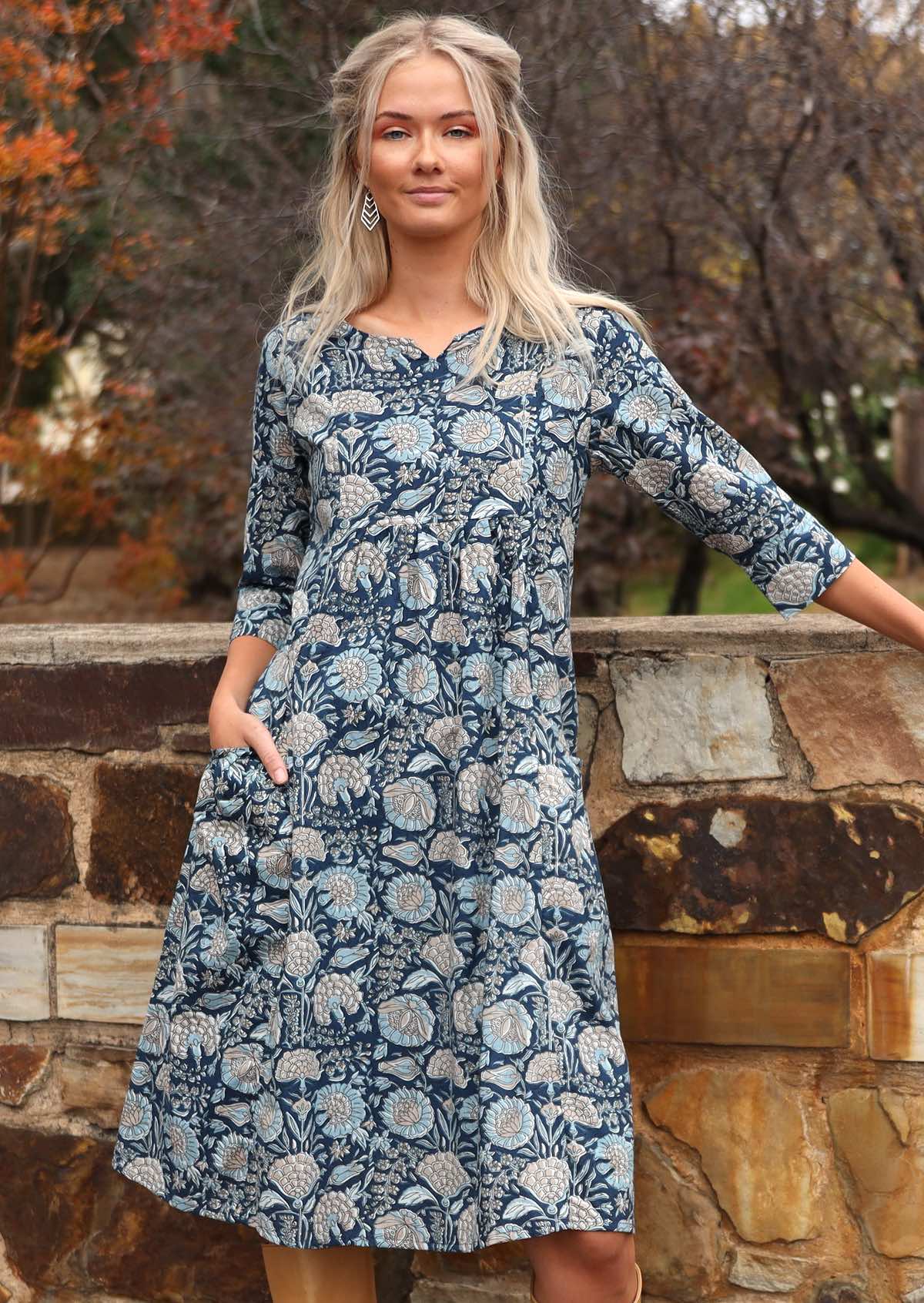 Lightweight cotton dress with 3/4 sleeves and pockets