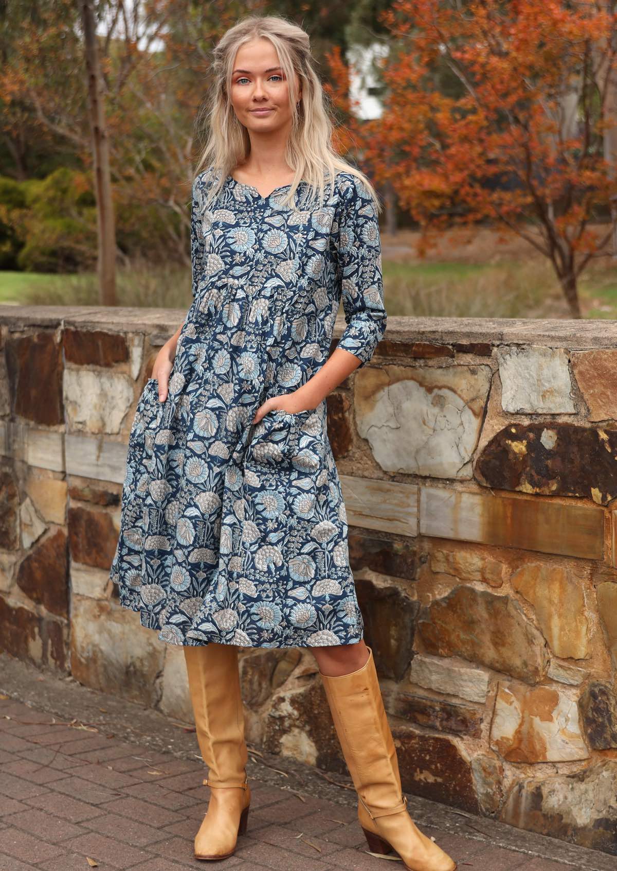 Over the knee lightweight cotton dress with lining, has pockets and 3/4 sleeves